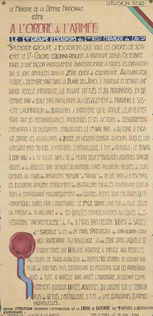 Autel de prières en forme de stèle en bois...