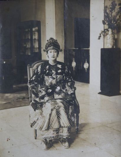 1934
Her Majesty Nam Phuong in court attire...
