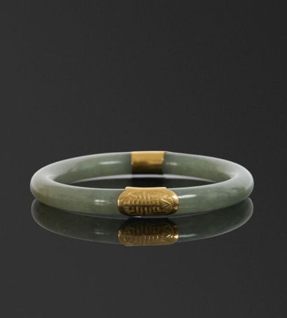 Jade bracelet adorned with two 750°/°° (18K)...