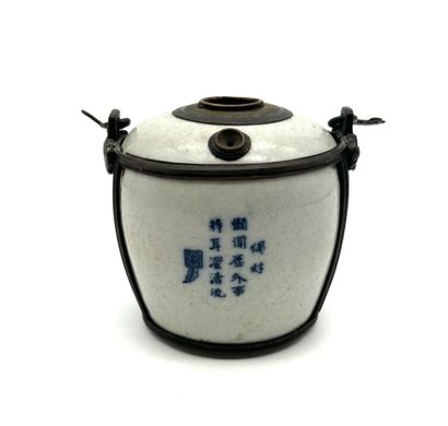 Blue-and-white porcelain water pipe, known...