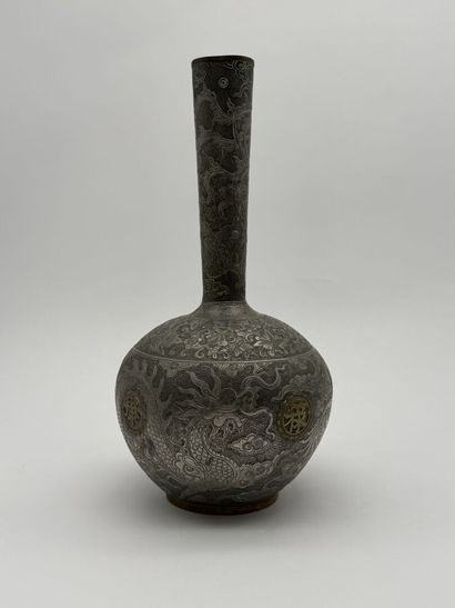 Long-necked pewter vase decorated with dragons...