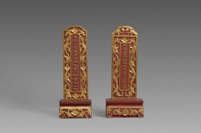 Deux autels de prières en forme de stèle...