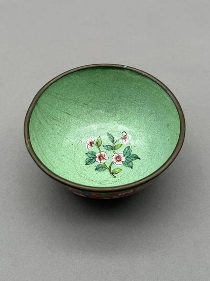 Petit bol en émaux cloisonnés Phap Lam à...