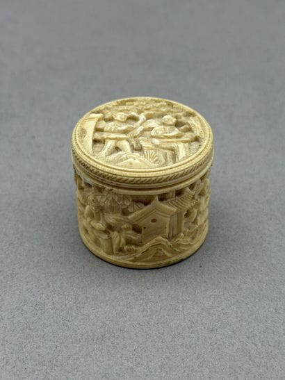*Round lidded ivory box, decorated with carved...