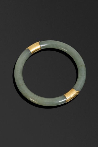 Jade bracelet adorned with two 750°/°° (18K)...