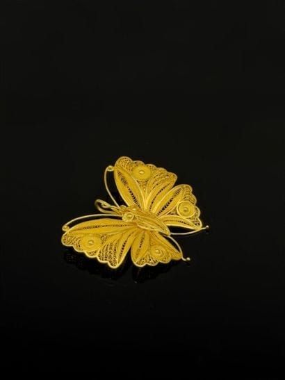 750°/°° (18K) gold brooch with a filigree...