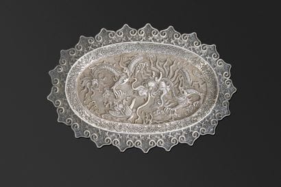 Coupelle ovale en argent 800°/°° repoussé...