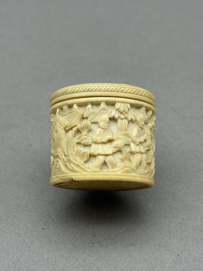 *Round lidded ivory box, decorated with carved...