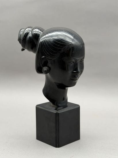 BIEN HOA. 
Bronze head of a Laotian woman...