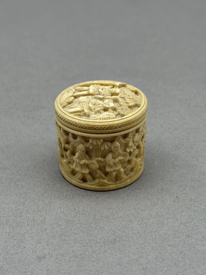 *Round lidded ivory box, decorated with carved...