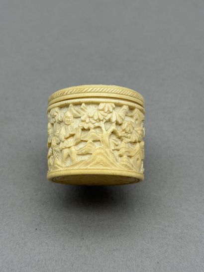*Round lidded ivory box, decorated with carved...