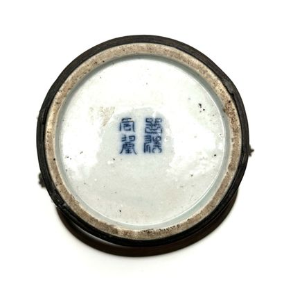 Blue-and-white porcelain water pipe, known...
