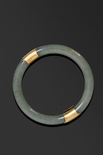 Jade bracelet adorned with two 750°/°° (18K)...