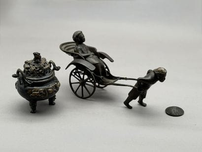 Set consisting of:
- A small bronze tripod...