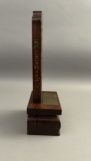 Autel de prières en forme de stèle en bois...