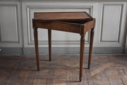 Petite table tric-trac en placage de noyer...