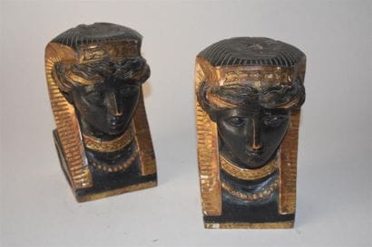 Deux têtes de cariatide en bois mouluré,...