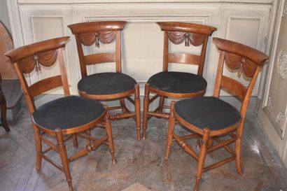 Suite de quatre chaises en bois naturel,...