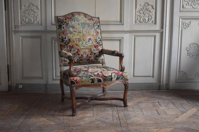 Fauteuil en bois naturel mouluré et sculpté...