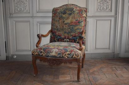 Large fauteuil en bois naturel mouluré et...