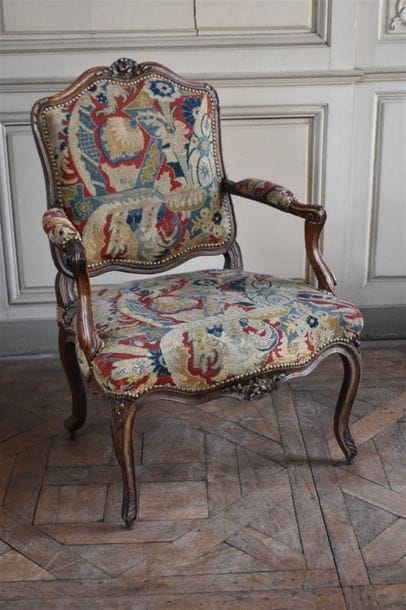 Fauteuil en bois naturel mouluré et sculpté,...