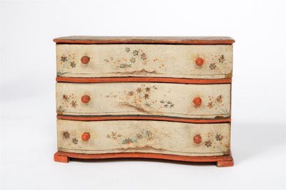Commode en bois mouluré et laqué, XVIIIe...