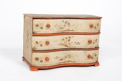 Commode en bois mouluré et laqué, XVIIIe...