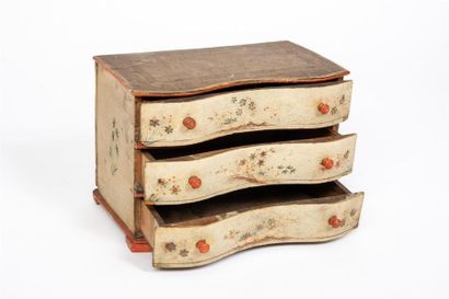 Commode en bois mouluré et laqué, XVIIIe...