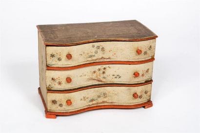 Commode en bois mouluré et laqué, XVIIIe...