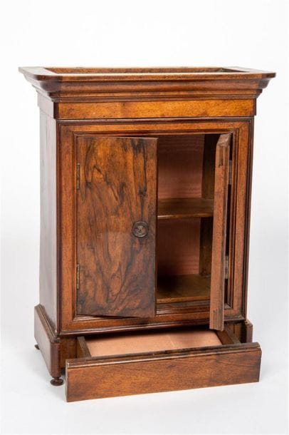 Armoire en placage de noyer d'époque Louis-Philippe
Ouvrant...