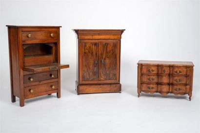 Armoire en placage de noyer d'époque Louis-Philippe
Ouvrant...