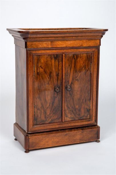 Armoire en placage de noyer d'époque Louis-Philippe
Ouvrant...