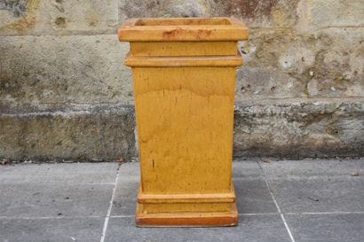 Cache-pot en terre cuite émaillée jaune,...