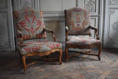 Deux fauteuils en bois naturel mouluré et...