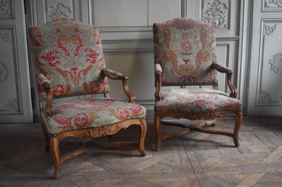 Deux fauteuils en bois naturel mouluré et...