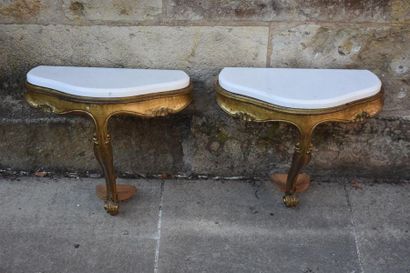 Paire de petites consoles d'applique en bois...