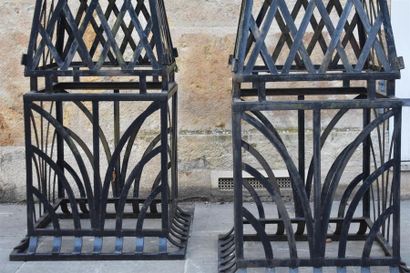 Deux éléments de décor de jardin, en tôle...