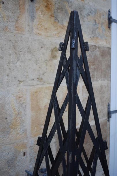 Deux éléments de décor de jardin, en tôle...