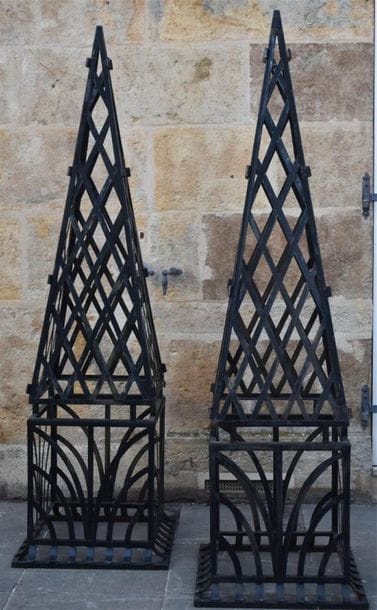 Deux éléments de décor de jardin, en tôle...