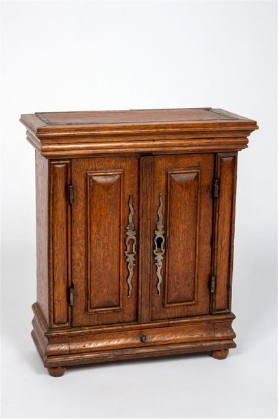 Armoire en chêne mouluré, probablement Alsace...