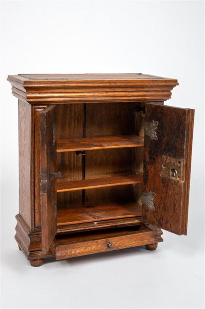 Armoire en chêne mouluré, probablement Alsace...
