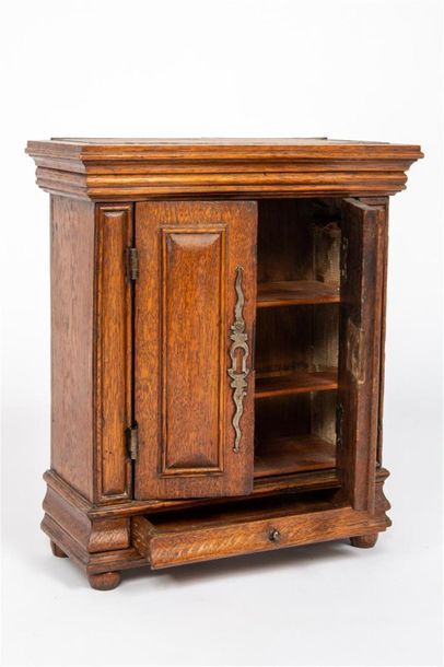 Armoire en chêne mouluré, probablement Alsace...