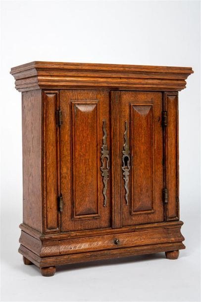 Armoire en chêne mouluré, probablement Alsace...