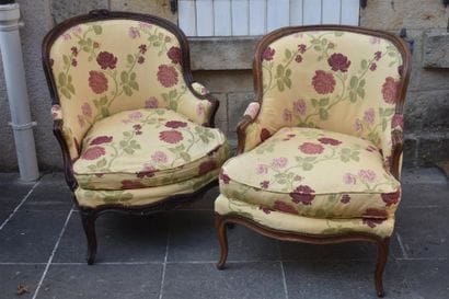 Deux bergères en bois naturel mouluré et...