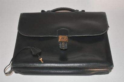HERMES à Paris
Porte-document en cuir vert,...