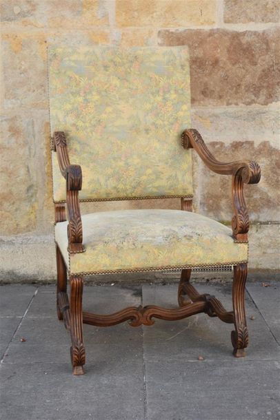 Fauteuil en bois naturel mouluré et sculpté...