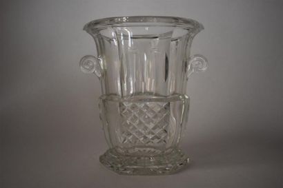 Vase à pans en cristal taillé par la Cristallerie...
