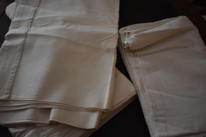 Ensemble de 28 draps anciens brodés
On y...