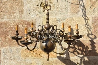 Lustre en laiton à six feux, dans le goût...