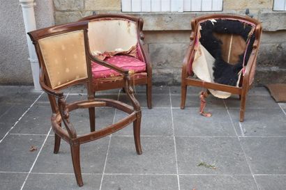 Trois fauteuils à dossier gondole en acajou...